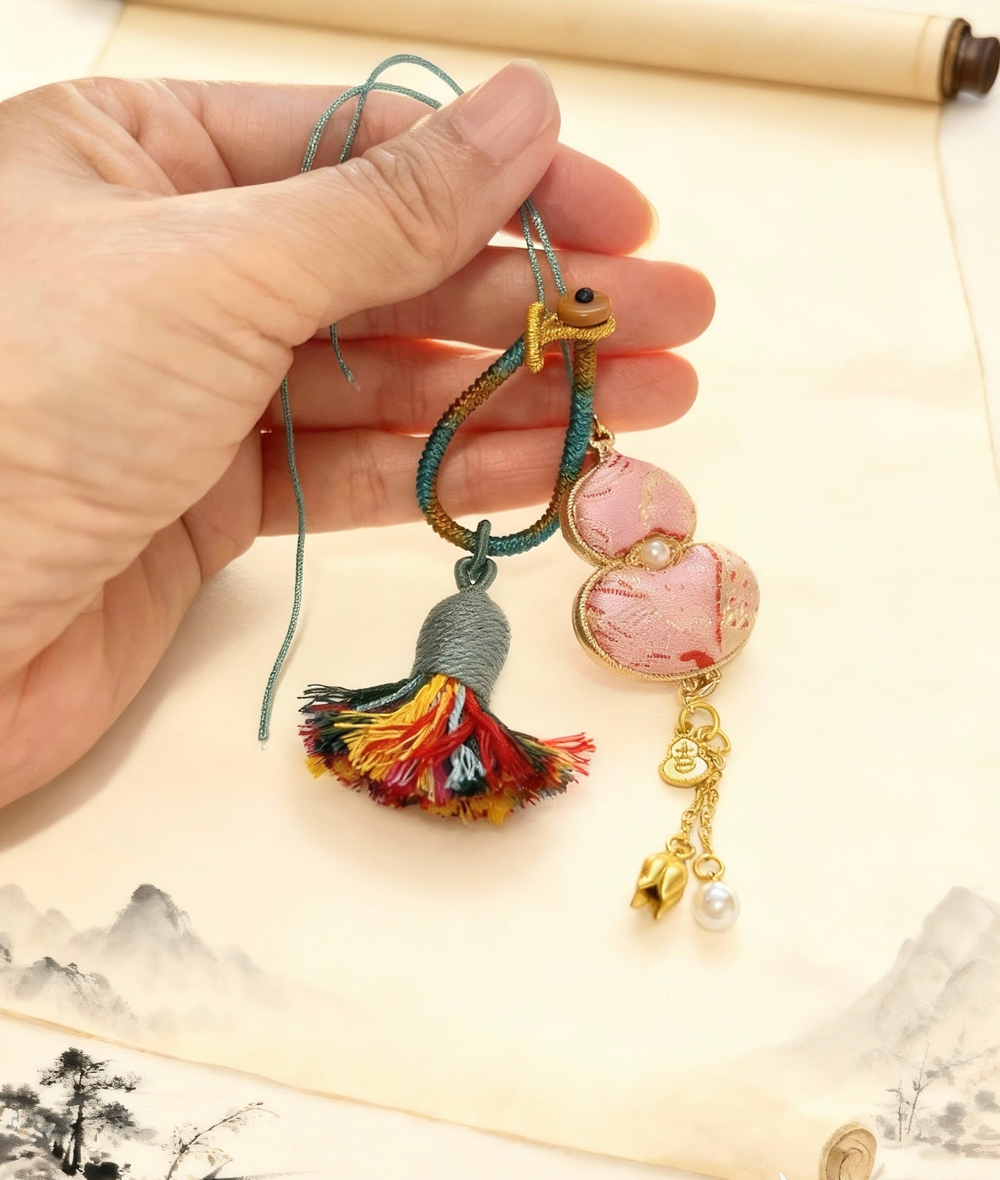 Song Jin Hulu and Endless Knot Keychain